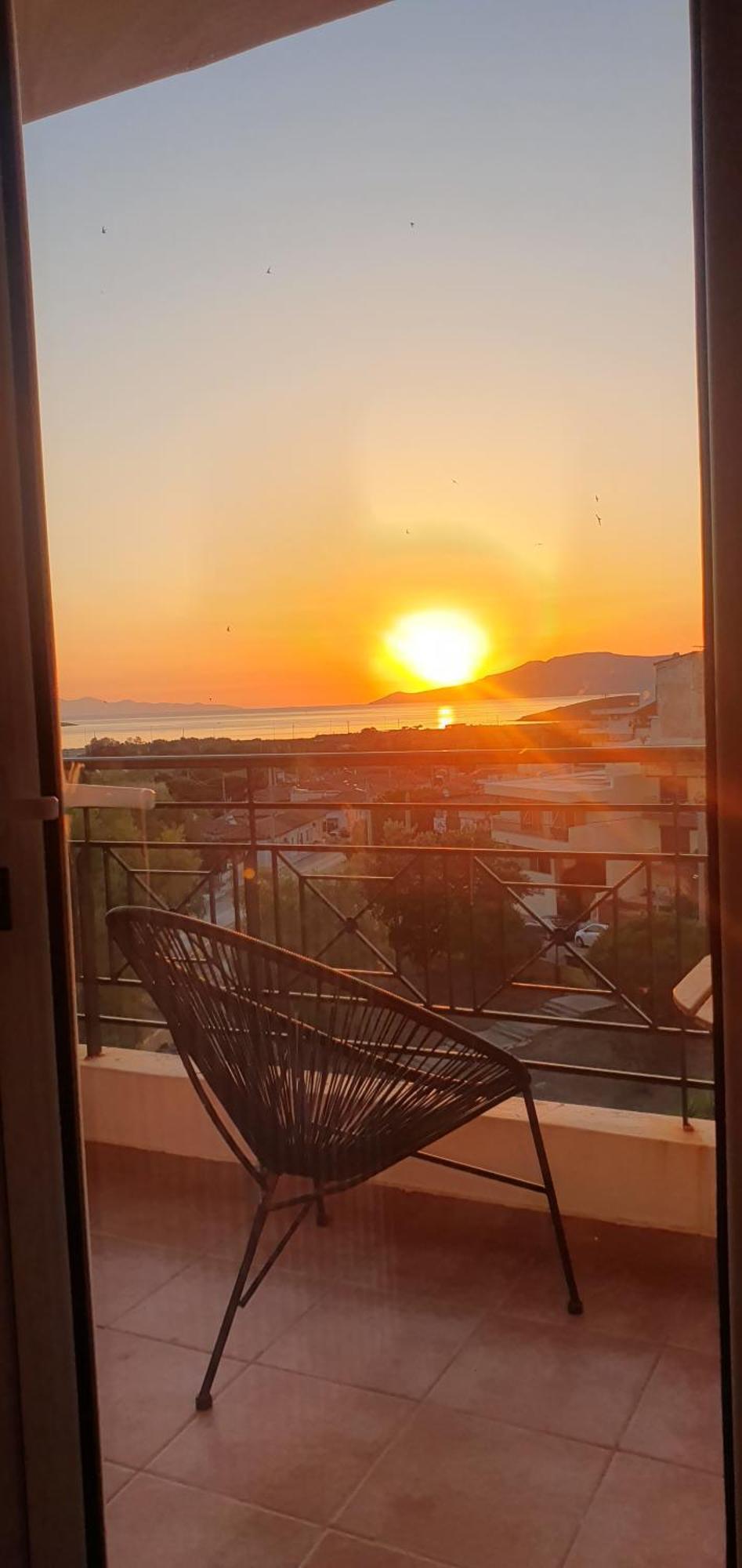 Sea & Mountain Apartment Close To Port And City Lávrion Esterno foto
